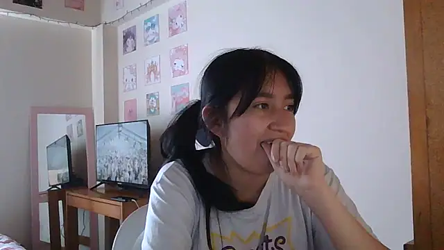 Snapshot of Arielle_lov chatting on November 6, 2025, 5:03 pm Arielle lov online show from November 6, 2025, 5:03 pm