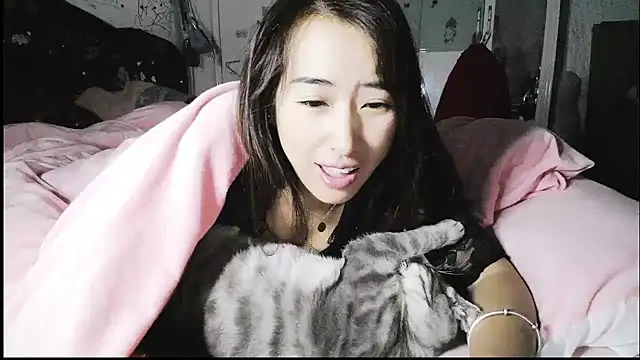 hebe-02 online show from November 8, 2025, 7:45 pm