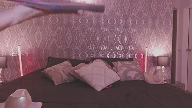 AbellaFox  online show from April 21, 2026, 8:23 pm