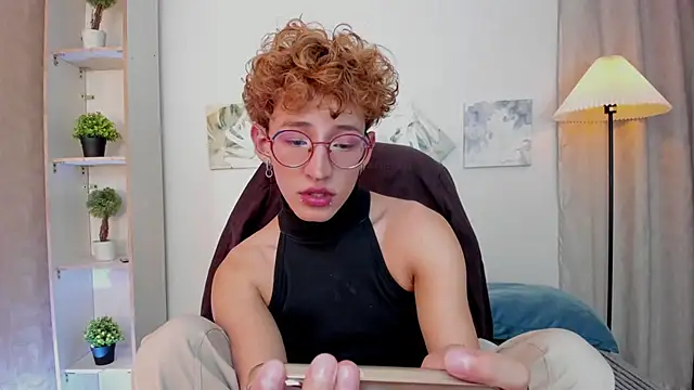 iiangel  online show from February 6, 2026, 4:28 am