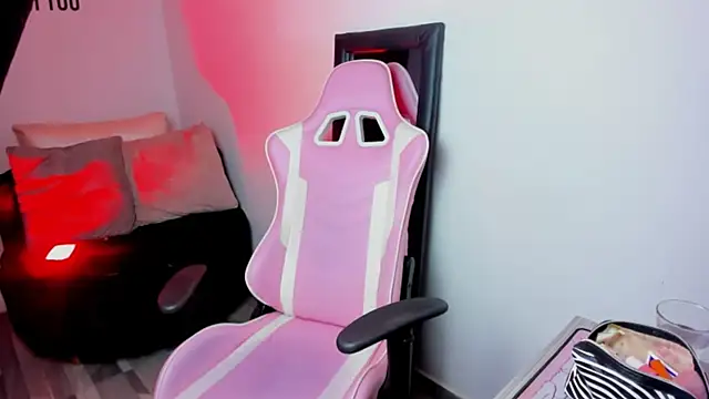 Zamira Taylor online show from March 18, 2025, 7:20 pm