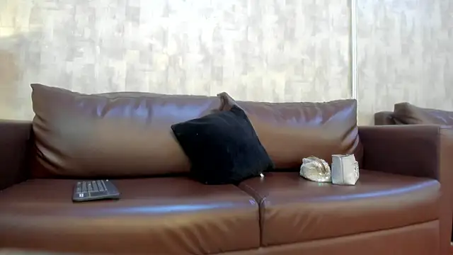 NahomyCarther online show from November 7, 2025, 3:50 am