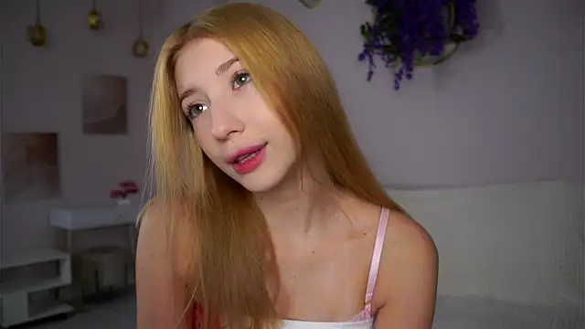 Snapshot of SunnivaCovil chatting on December 15, 2025, 2:54 pm SunnivaCovil online show from December 15, 2025, 2:54 pm