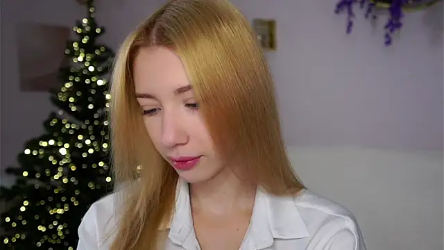 Snapshot of SunnivaCovil chatting on December 22, 2025, 2:47 pm SunnivaCovil online show from December 22, 2025, 2:47 pm