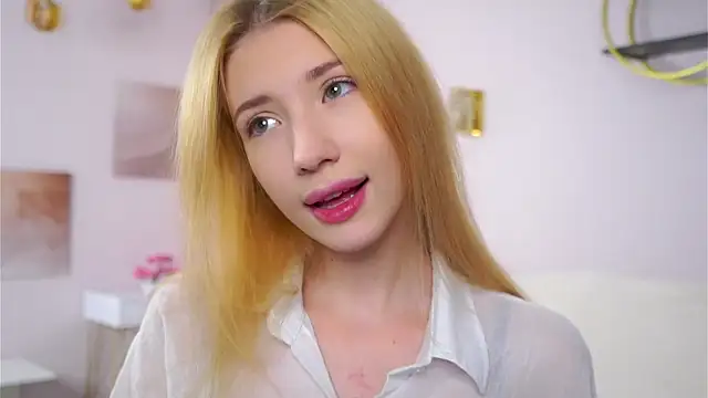 Snapshot of SunnivaCovil chatting on February 10, 2026, 2:43 pm SunnivaCovil online show from February 10, 2026, 2:43 pm