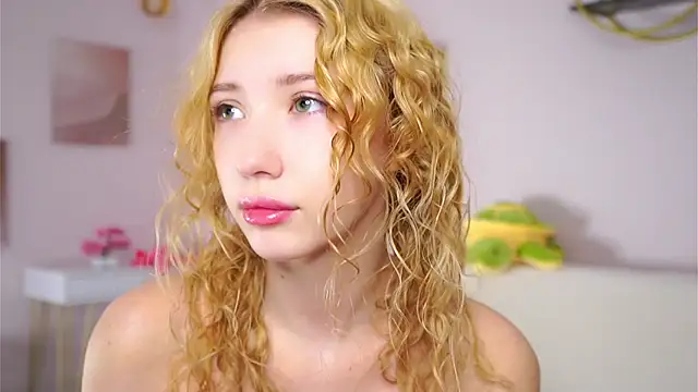 Snapshot of SunnivaCovil chatting on February 14, 2026, 2:36 pm SunnivaCovil online show from February 14, 2026, 2:36 pm