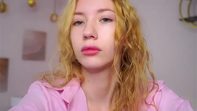 Snapshot of SunnivaCovil chatting on February 15, 2026, 2:36 pm SunnivaCovil online show from February 15, 2026, 2:36 pm