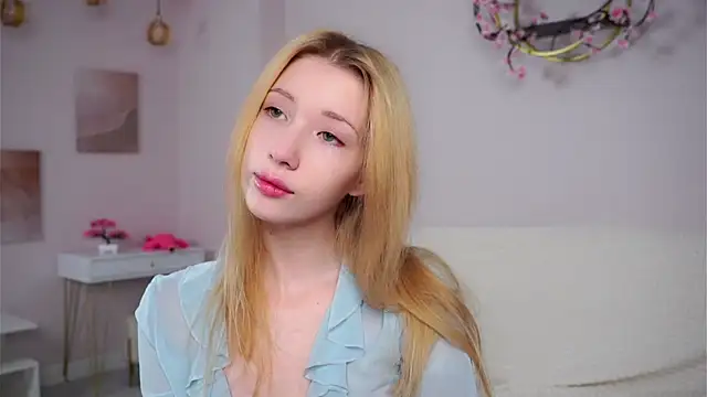 Snapshot of SunnivaCovil chatting on March 4, 2026, 3:07 pm SunnivaCovil online show from March 4, 2026, 3:07 pm