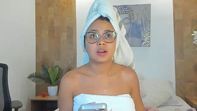 Snapshot of Lucia_Brown_ chatting on April 23, 2026, 12:34 am Lucia Brown online show from April 23, 2026, 12:34 am
