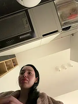 Mia Splash online show from April 9, 2026, 5:51 pm