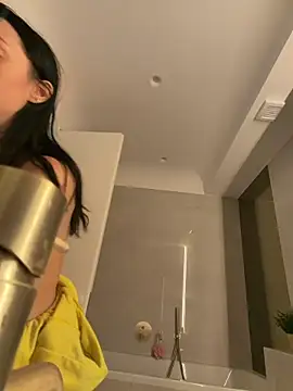 Mia Splash online show from April 15, 2026, 8:10 am