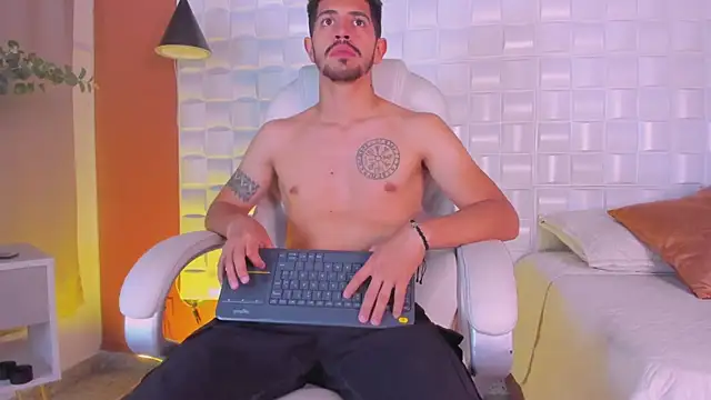 Snapshot of AlejandroStormm chatting on March 12, 2025, 8:20 pm AlejandroStormm online show from March 12, 2025, 8:20 pm