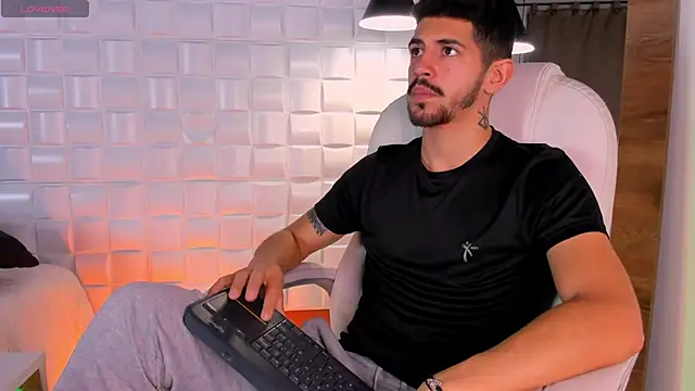 Snapshot of AlejandroStormm chatting on September 9, 2025, 10:20 pm AlejandroStormm online show from September 9, 2025, 10:20 pm