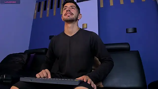 Snapshot of AlejandroStormm chatting on October 6, 2025, 9:45 pm AlejandroStormm online show from October 6, 2025, 9:45 pm