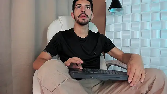 Snapshot of AlejandroStormm chatting on October 17, 2025, 8:33 pm AlejandroStormm online show from October 17, 2025, 8:33 pm