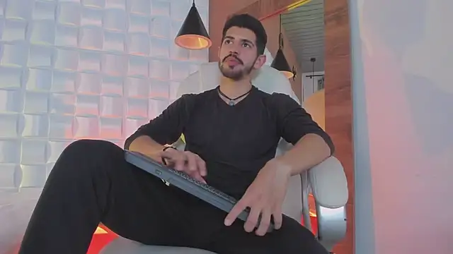 Snapshot of AlejandroStormm chatting on October 20, 2025, 9:04 pm AlejandroStormm online show from October 20, 2025, 9:04 pm