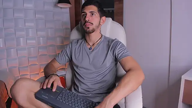 Snapshot of AlejandroStormm chatting on November 19, 2025, 8:20 pm AlejandroStormm online show from November 19, 2025, 8:20 pm