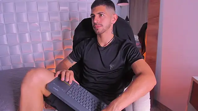 Snapshot of AlejandroStormm chatting on November 21, 2025, 7:56 pm AlejandroStormm online show from November 21, 2025, 7:56 pm