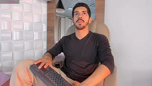 Snapshot of AlejandroStormm chatting on February 8, 2026, 3:32 am AlejandroStormm online show from February 8, 2026, 3:32 am