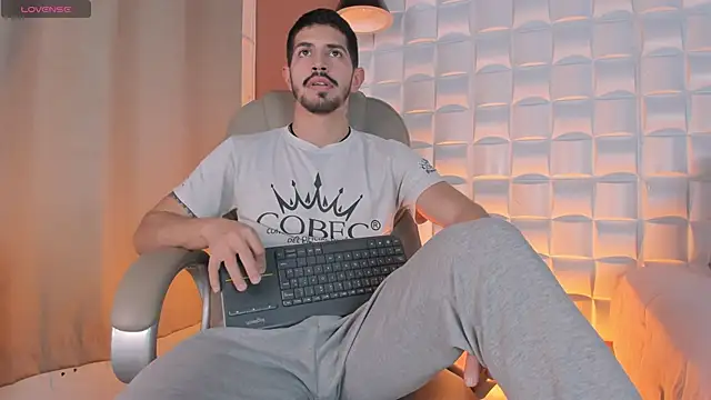 Snapshot of AlejandroStormm chatting on March 4, 2026, 10:49 pm AlejandroStormm online show from March 4, 2026, 10:49 pm