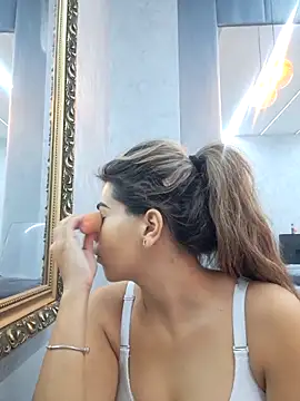 Bella Posh online show from October 9, 2025, 5:49 am