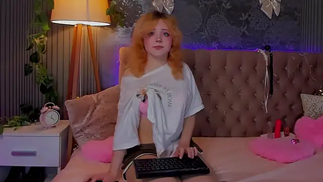 Snapshot of EmilyAngells chatting on December 19, 2025, 7:04 am EmilyAngells online show from December 19, 2025, 7:04 am