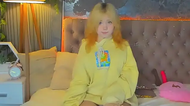 Snapshot of EmilyAngells chatting on February 9, 2026, 7:01 am EmilyAngells online show from February 9, 2026, 7:01 am