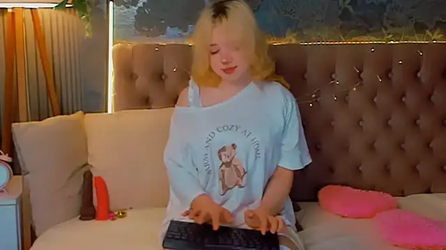 Snapshot of EmilyAngells chatting on February 24, 2026, 6:55 am EmilyAngells online show from February 24, 2026, 6:55 am