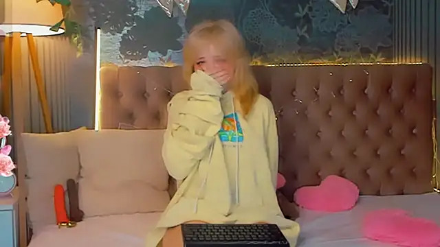 Snapshot of EmilyAngells chatting on March 4, 2026, 7:03 am EmilyAngells online show from March 4, 2026, 7:03 am