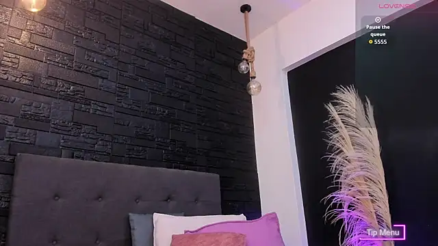 Maite Smith  online show from October 11, 2025, 12:15 pm