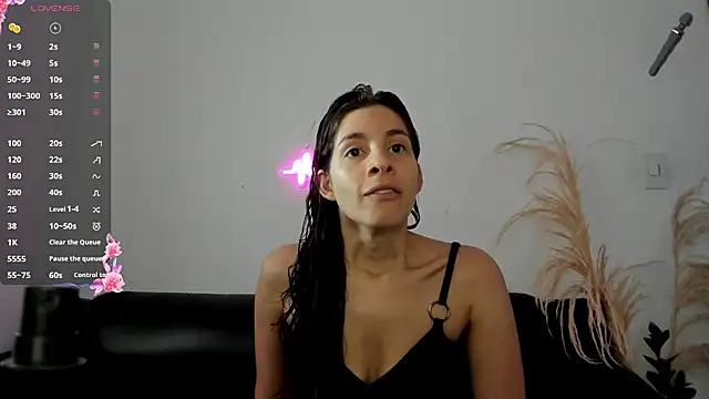 Snapshot of jessyegoldenn chatting on May 25, 2026, 4:35 pm jessyegoldenn online show from May 25, 2026, 4:35 pm