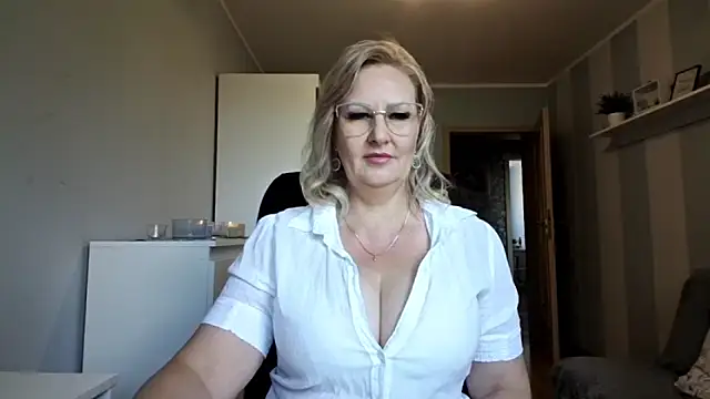 Snapshot of DianaLive chatting on May 20, 2026, 7:36 am DianaLive online show from May 20, 2026, 7:36 am