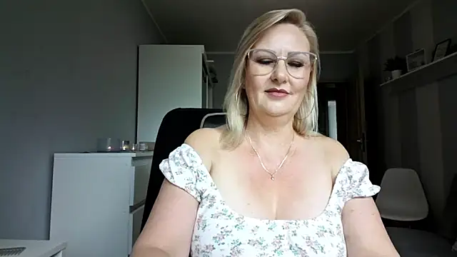 Snapshot of DianaLive chatting on June 18, 2026, 9:14 am DianaLive online show from June 18, 2026, 9:14 am