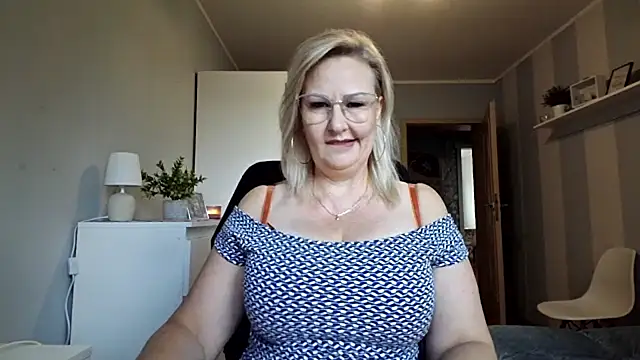 Snapshot of DianaLive chatting on July 8, 2026, 7:57 am DianaLive online show from July 8, 2026, 7:57 am
