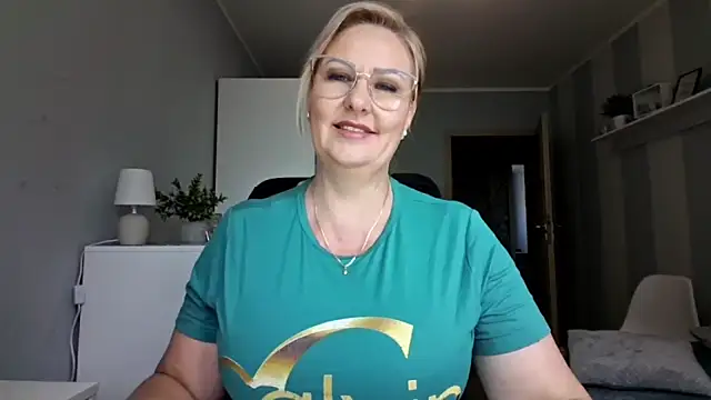 Snapshot of DianaLive chatting on July 14, 2026, 10:21 am DianaLive online show from July 14, 2026, 10:21 am