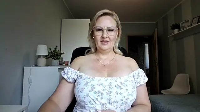 Snapshot of DianaLive chatting on July 16, 2026, 8:53 am DianaLive online show from July 16, 2026, 8:53 am
