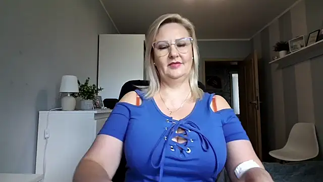 Snapshot of DianaLive chatting on July 20, 2026, 7:55 am DianaLive online show from July 20, 2026, 7:55 am