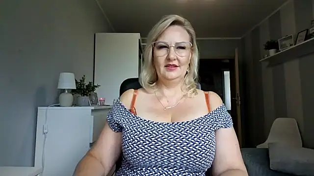 Snapshot of DianaLive chatting on July 24, 2026, 7:06 am DianaLive online show from July 24, 2026, 7:06 am