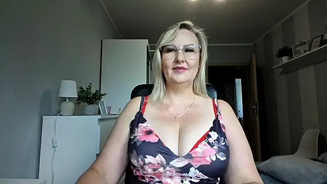 Snapshot of DianaLive chatting on August 4, 2026, 7:11 am DianaLive online show from August 4, 2026, 7:11 am