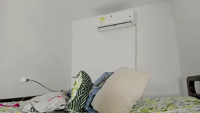 flor herrera01 online show from March 22, 2025, 8:51 am