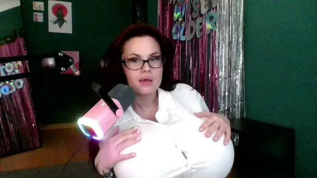 Della Ideal online show from March 4, 2025, 8:27 pm