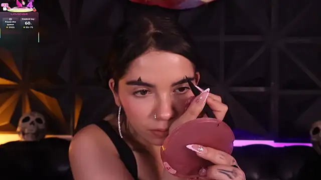 DaphneGlas online show from October 31, 2025, 1:01 pm