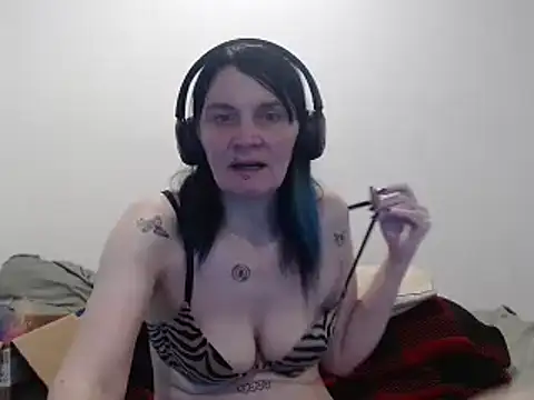 Snapshot of Hotmodel1984 chatting on June 3, 2026, 2:47 am Hotmodel1984 online show from June 3, 2026, 2:47 am