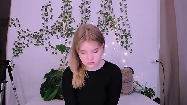 LaseyMoon online show from March 17, 2025, 1:03 am