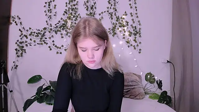 LaseyMoon online show from March 19, 2025, 1:21 am