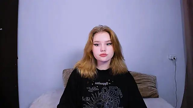 LaseyMoon online show from September 30, 2025, 11:10 pm