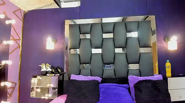 EMYCLARK01 online show from March 7, 2025, 7:05 pm