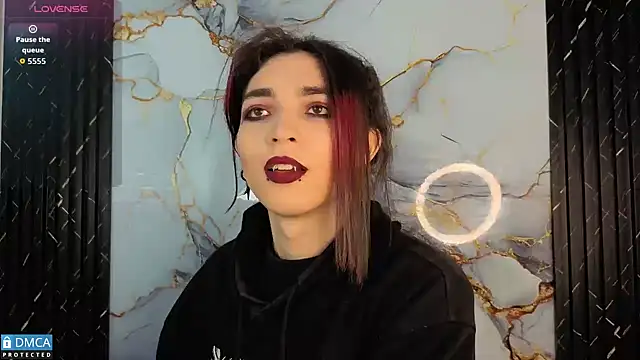 Snapshot of MaeveKuro chatting on November 4, 2025, 3:38 am MaeveKuro online show from November 4, 2025, 3:38 am