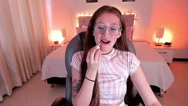 Emily Warren  online show from October 7, 2025, 7:33 pm