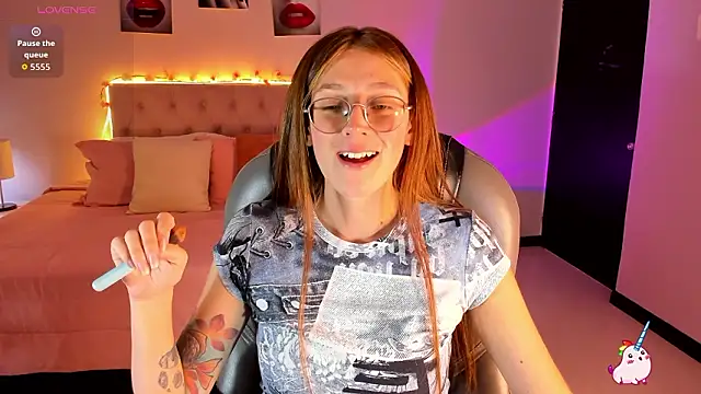 Emily Warren  online show from March 13, 2026, 8:26 pm